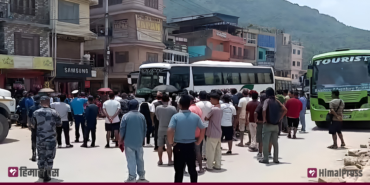 पोखरामा अलपत्र यात्रुलाई प्रहरीको सहयोगमा गन्तव्यतर्फ लगिँदै