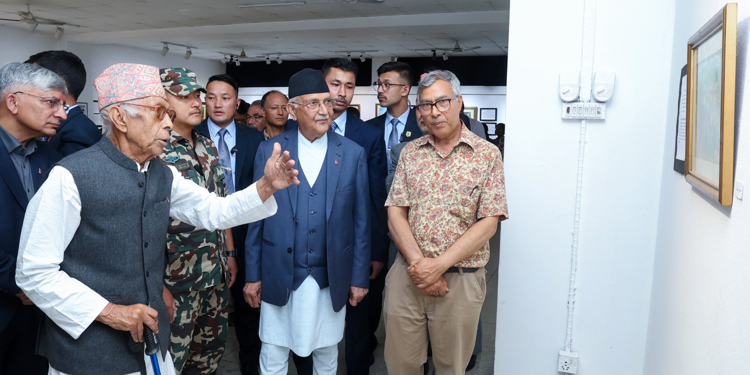 प्रधानमन्त्रीले अवलोकन गरे हरिप्रसाद शर्माको चित्रकला प्रदर्शनी