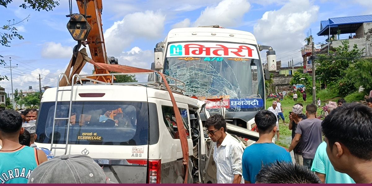 चितवनमा माइक्रोबस र बस ठोक्किँदा सात जनाको मृत्यु
