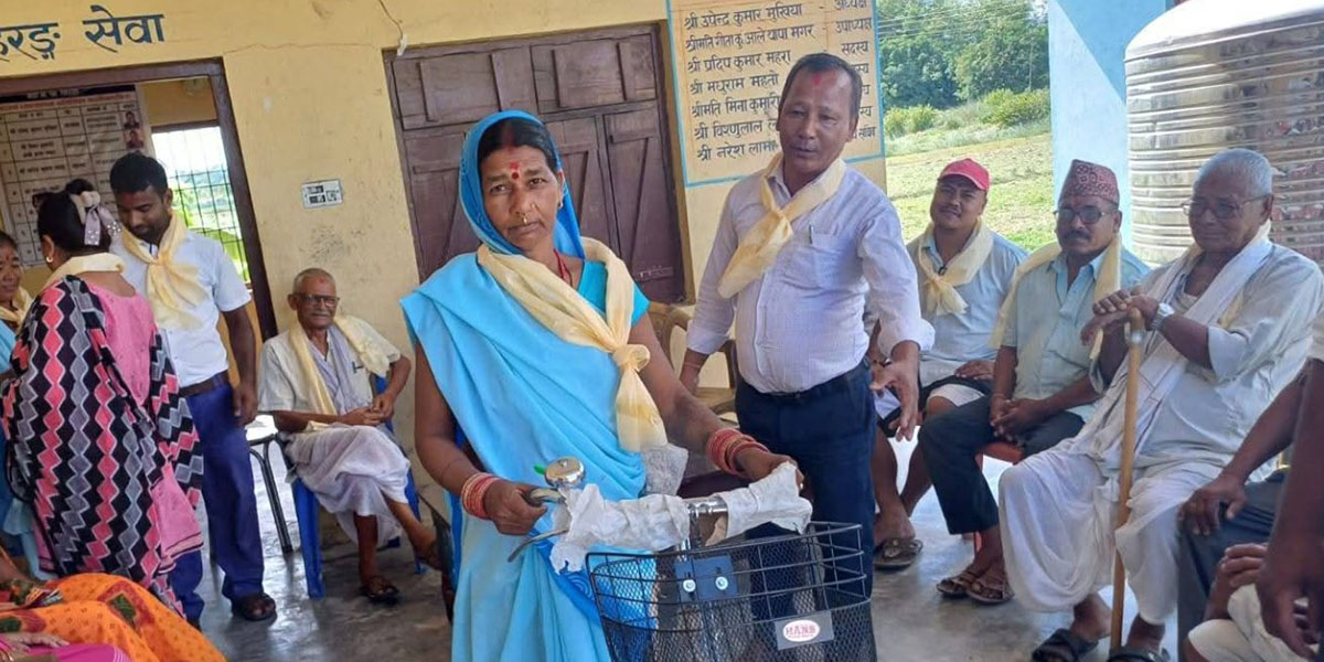 गोलबजारका स्वास्थ्य स्वयंसेविकालाई साइकल