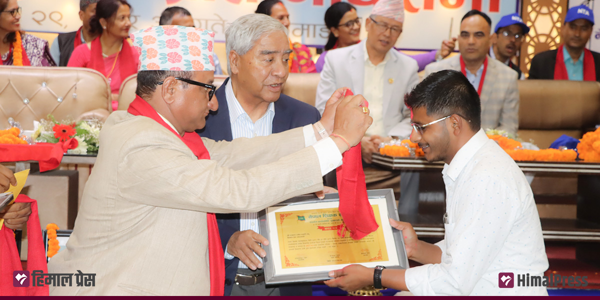 हिमालप्रेसकर्मी दवाडीलाई देउवाले गरे सम्मान