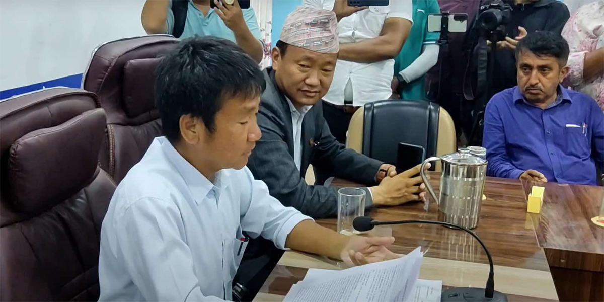 धरानमा कार्यपालिका बैठक स्थगित : बजेट प्रभावित हुने अनुमान, हर्क साम्पाङ भन्छन् – ‘हामी यस्तै त हो नि ब्रो!’