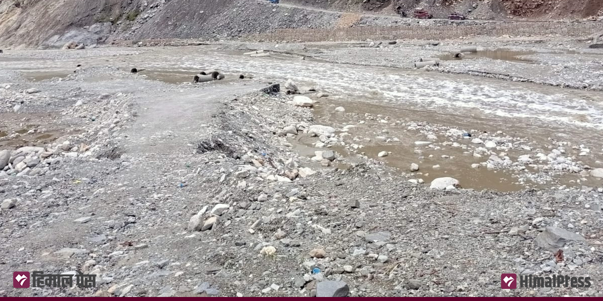 नवलपुरमा बाढीले डाइभर्सन बगायो, पूर्वपश्चिम राजमार्ग अवरुद्ध