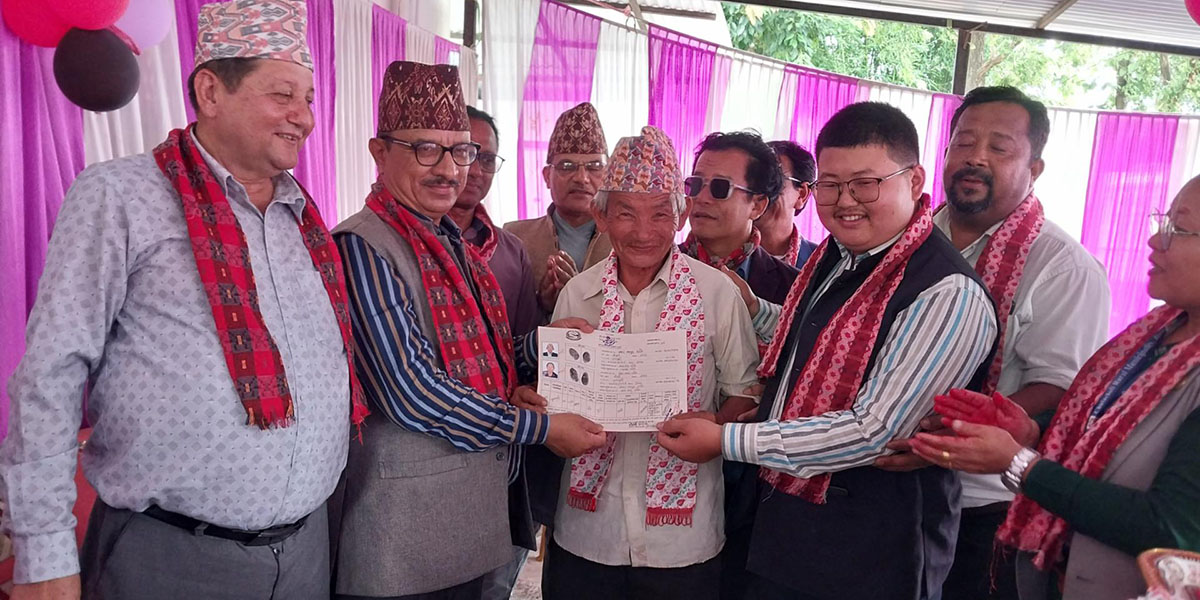 उमेरले ६५ पुग्दा हातमा लालपुर्जा