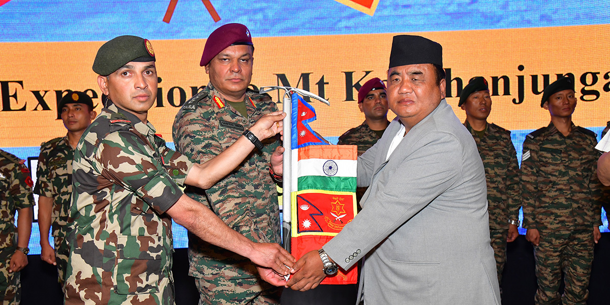 नेपाल-भारत संयुक्त कञ्चनजंघा हिमाल आरोहणको झण्डा हस्तान्तरण