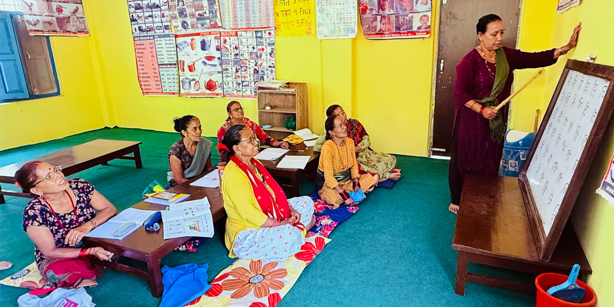 विद्यार्थी अभावमा विद्यालय बन्दको संकट टार्न आमाहरू कखरा सिक्दै