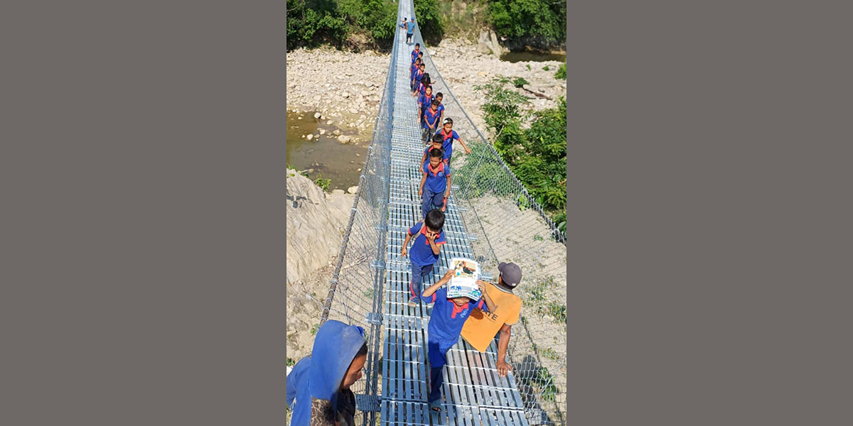झोलुंगे पुलले विद्यार्थी आवतजावतमा सहज