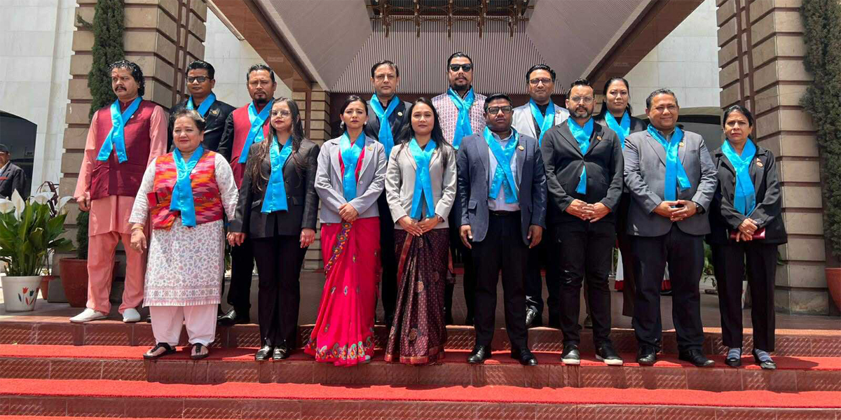 सदनमा निलो रिबन लगाएर रास्वपा सांसदहरूको विरोध