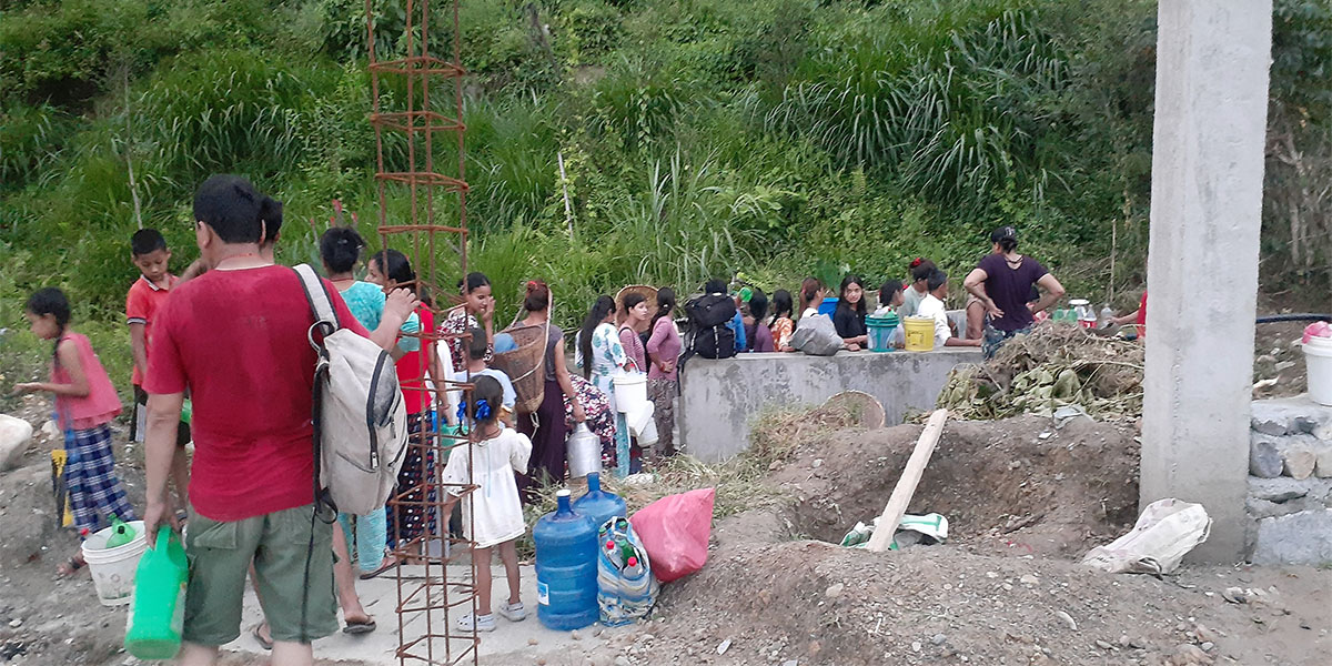 दमौलीमा पानीको हाहाकार, एक गाग्रीका लागि घण्टौँ लाइनमा बस्नुपर्ने