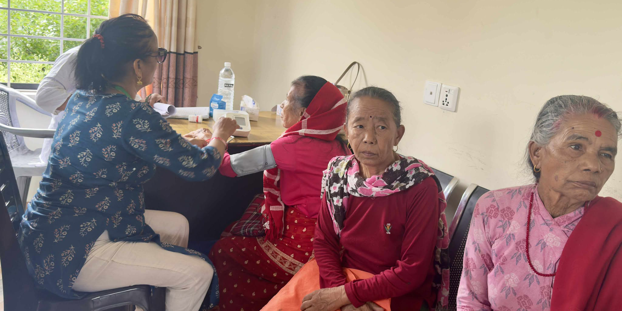 सामाजिक सुरक्षा परिचयपत्र नवीकरण गर्न आउनेको निःशुल्क स्वास्थ्य परीक्षण