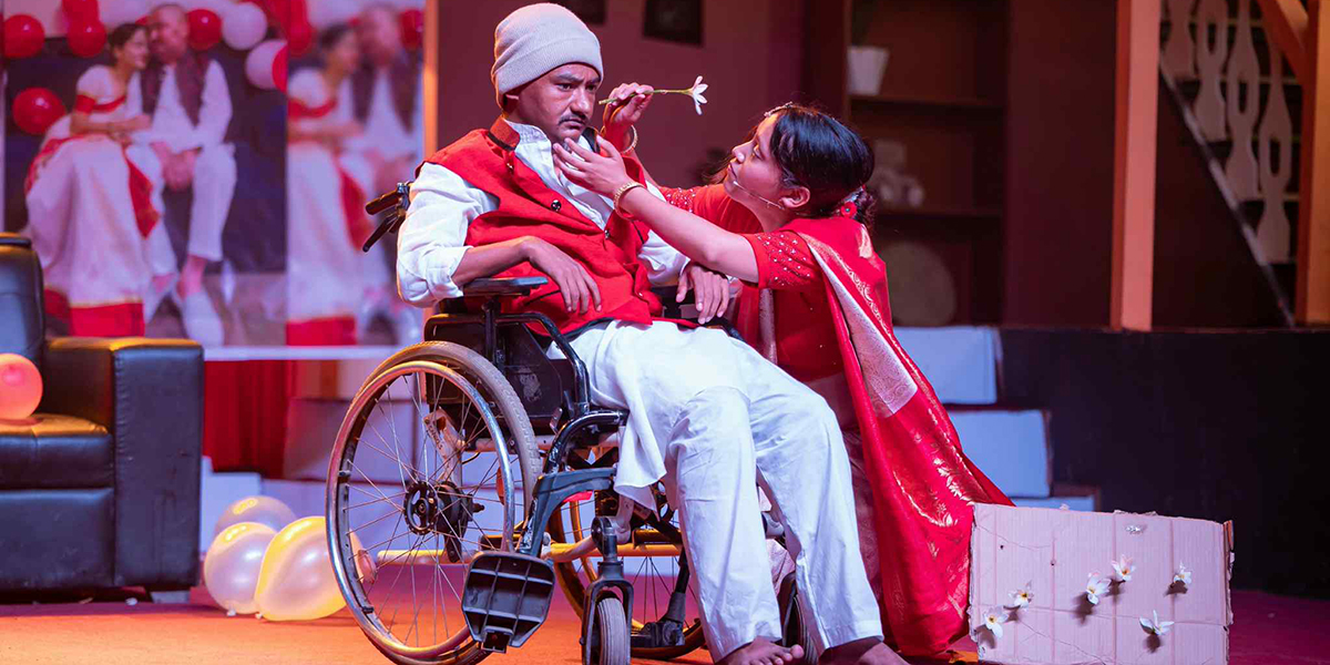 ‘एक्टिङ स्टार’ को मञ्चमा देखाइयाे ब्रेन क्यान्सरबाट श्रीमान गुमाएकी सिर्जनाको कथा