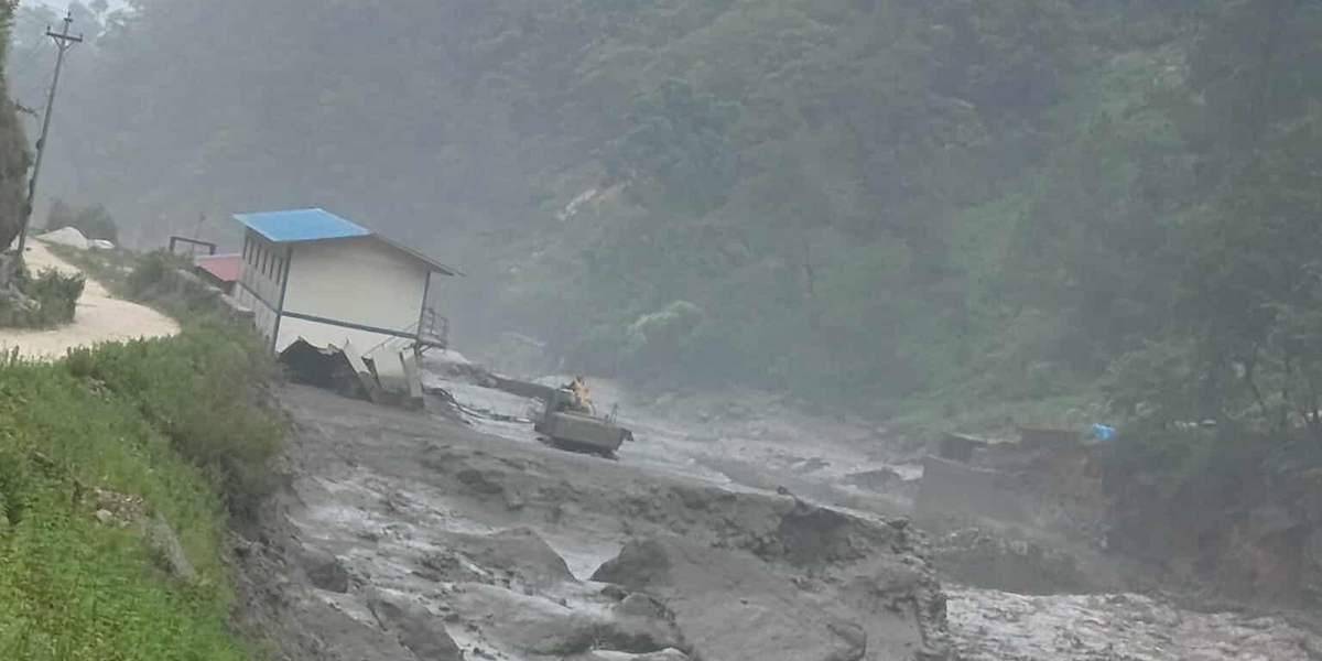 रसुवागढी अपडेट : २ प्रहरी र ७ स्थानीयलाई उद्धार गरियो