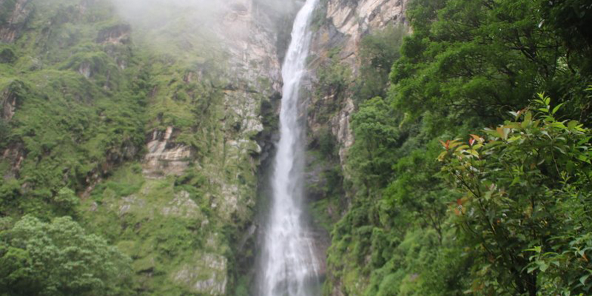 ओझेलमा ताप्लेजुङको ढङ्ढङे झरना