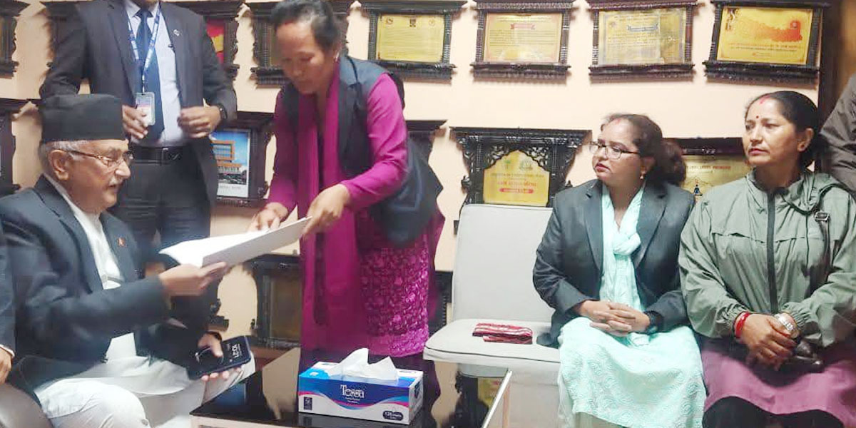 प्रधानमन्त्रीलगायतलाई बाल विकास शिक्षक अध्यक्षको प्रश्न- माग पूरा नभएका हामी महिला मात्र भएर हो सरकार?’