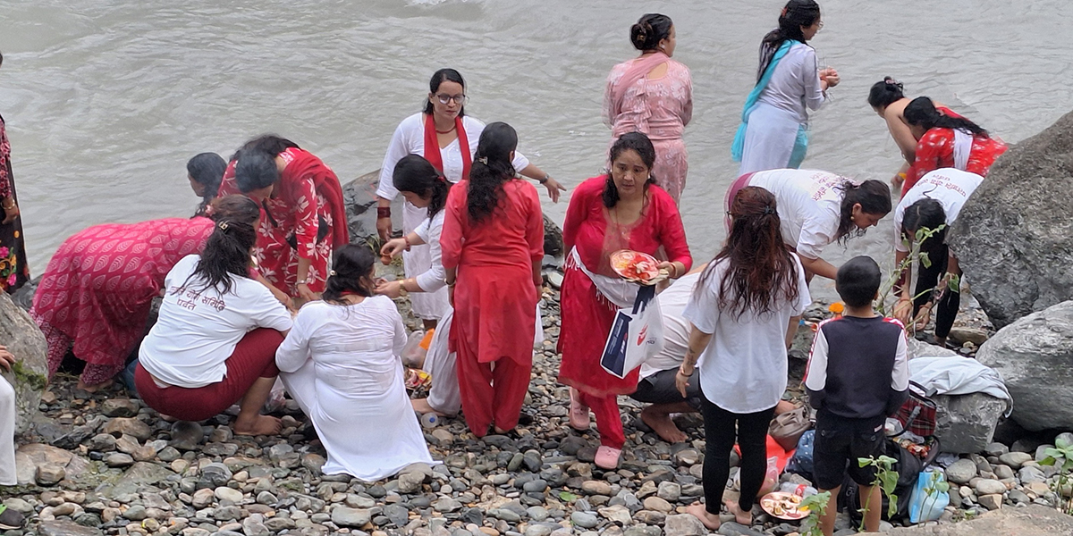 पवित्र कालीगण्डकी नदीमा स्नान गर्नेको भुइँचो