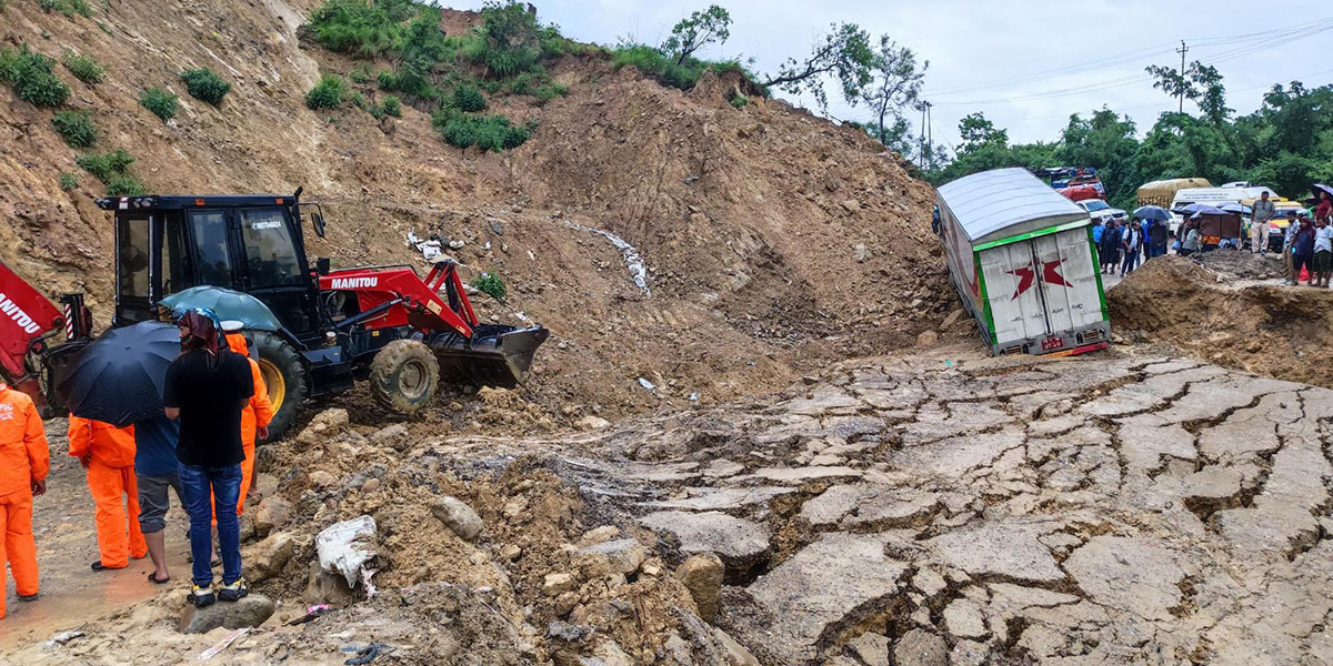 बाढीपहिरोले प्रमुख राजमार्ग पूर्ण अवरुद्ध
