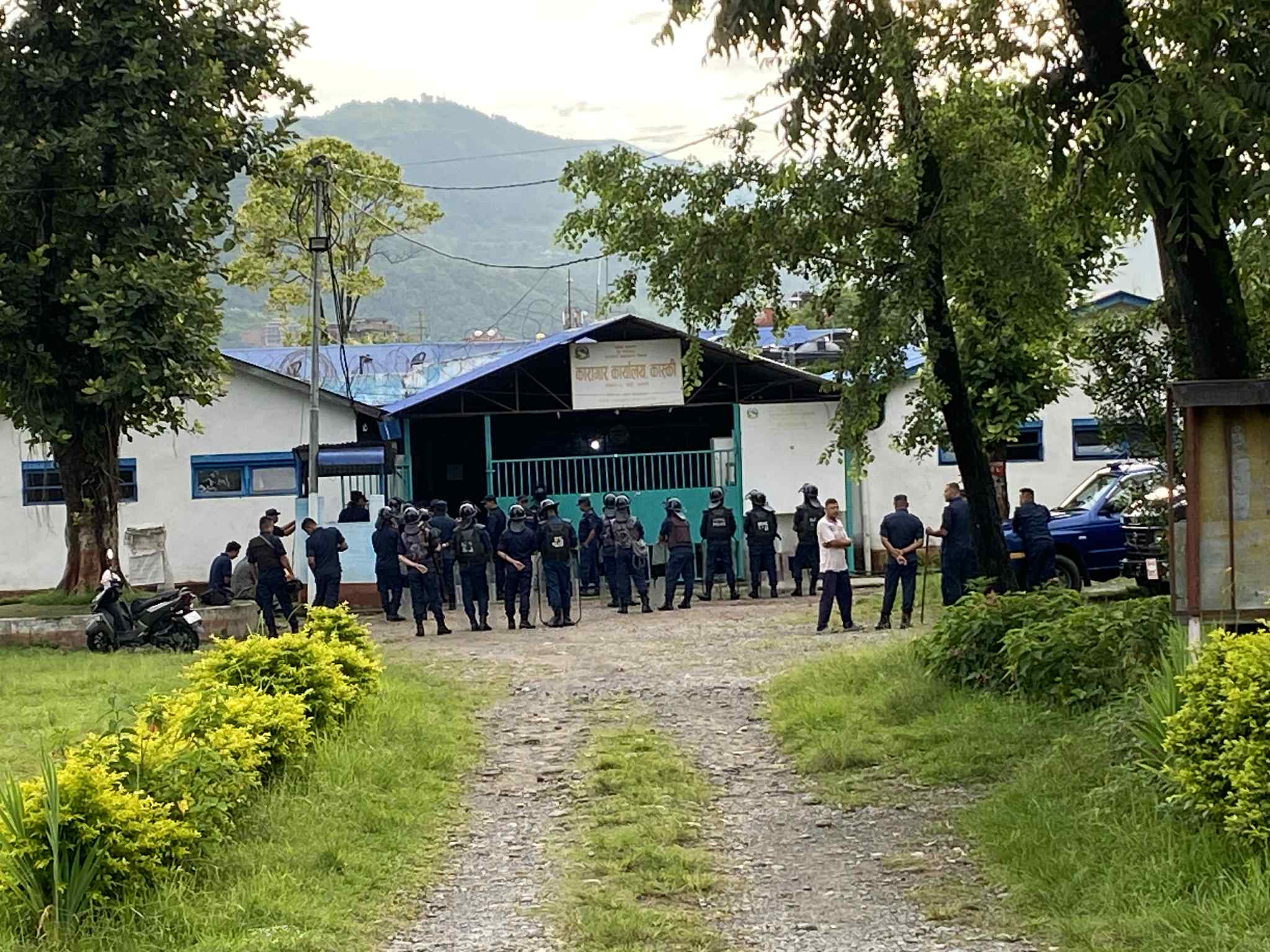 कास्की कारागारमा टायर बालेर विरोध प्रदर्शन