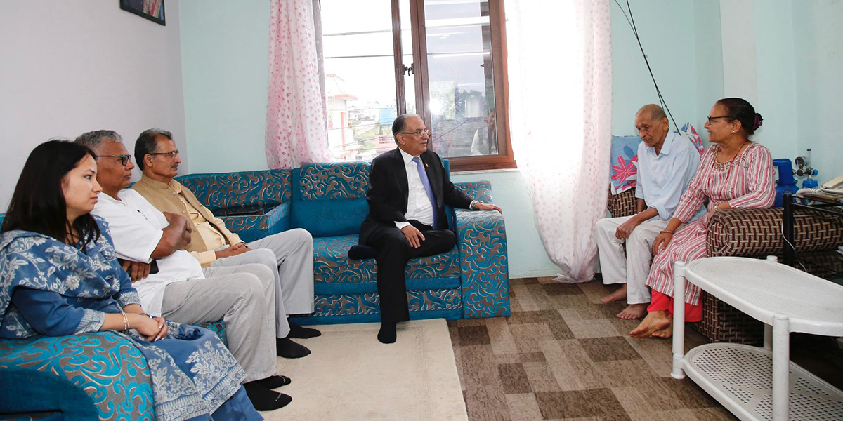 वैद्यलाई भेट्न टोखा पुगे प्रचण्ड