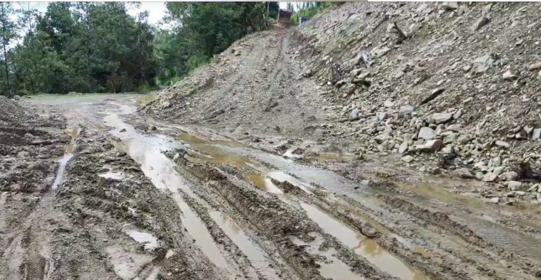 रामेछापका मूल सडकमा गाडी गुडाउनै कठिन