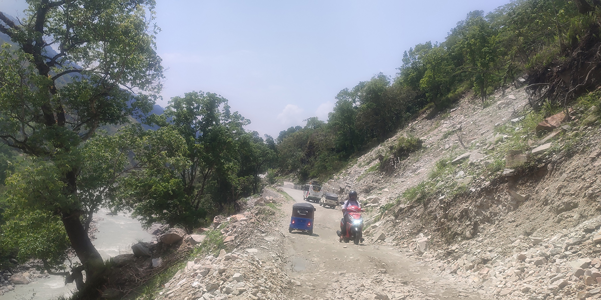 जोखिम बन्दै बेँसीसहर-चामे सडकयात्रा