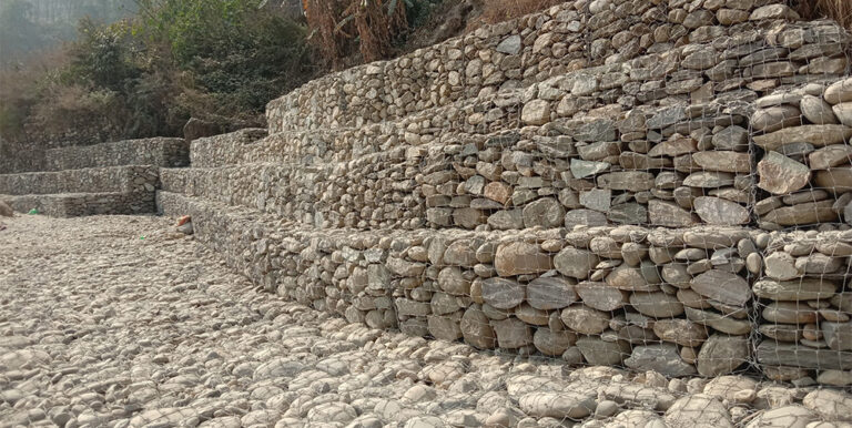 बाँकेमा बाढीबाट बस्ती जोगाउन अस्थायी तटबन्ध