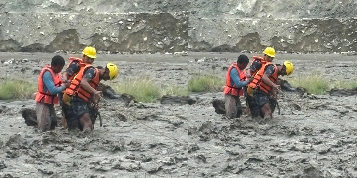 भेरी नदीमा फसेका चारको सशस्त्र प्रहरीद्वारा सकुशल उद्वार