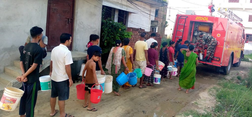 मधेशमा पानी हाहाकार, ट्यांकरमार्फत बाँडिदै