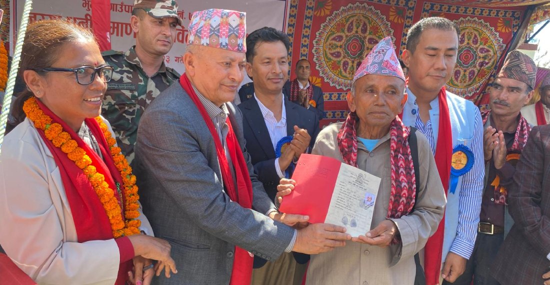 ५० वर्षपछि आफ्नो जग्गाको लालपूर्जा हातमा
