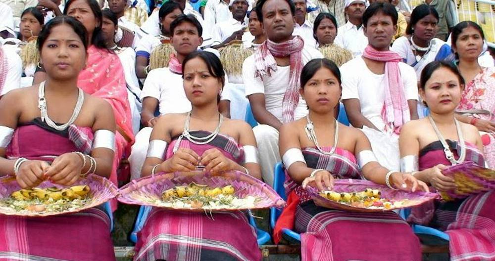थारूले मनाउँदैछन् अटवारी पर्व :  जहाँ दर खाएर बसिन्छ ब्रत, अनि देउतालाई चढाएपछि खाइन्छ खाना
