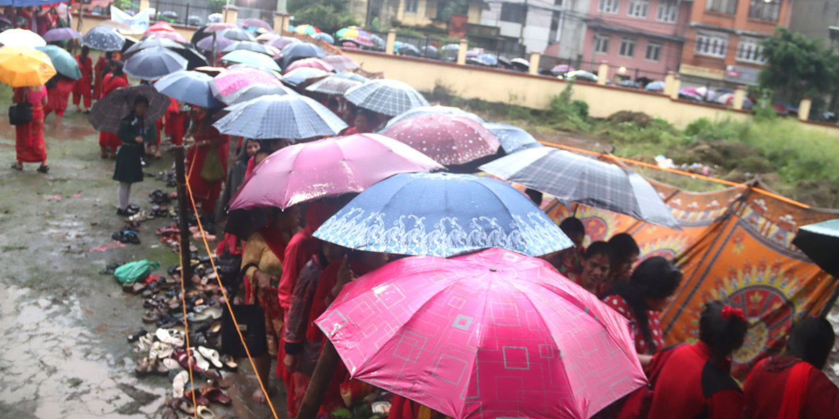 छाता ओढेर लामवद्ध भक्तजन