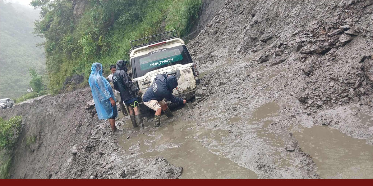 बेनी-घाँसा खण्डमा १० स्थानमा ठूला पहिरो, यातायात प्रभावित
