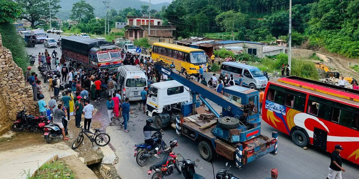 डुम्रेमा बस र माइक्रोबस ठोक्किँदा २१ जना घाइते
