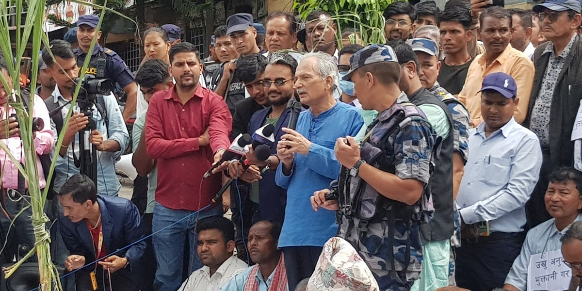 उखु किसानसँगै धर्नामा बसे बाबुराम भट्टराई