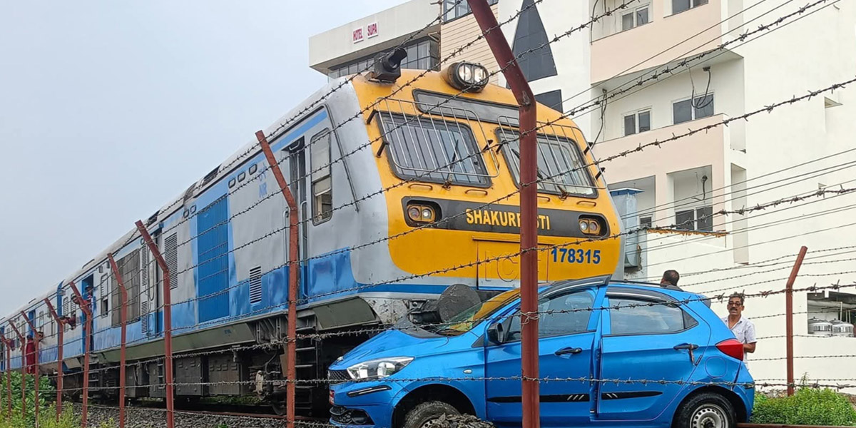 जनकपुरमा रेलसँग ठोक्कियो कार
