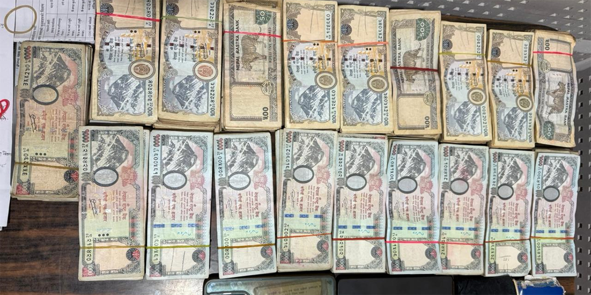 हुन्डीको रकमसहित दुई जना पक्राउ