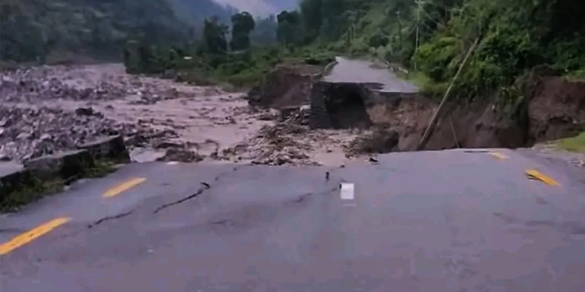 कोशी राजमार्गको हुङडुङखण्डमा ठूलो पहिरो, तीन दिनदेखि आवागमन ठप्प