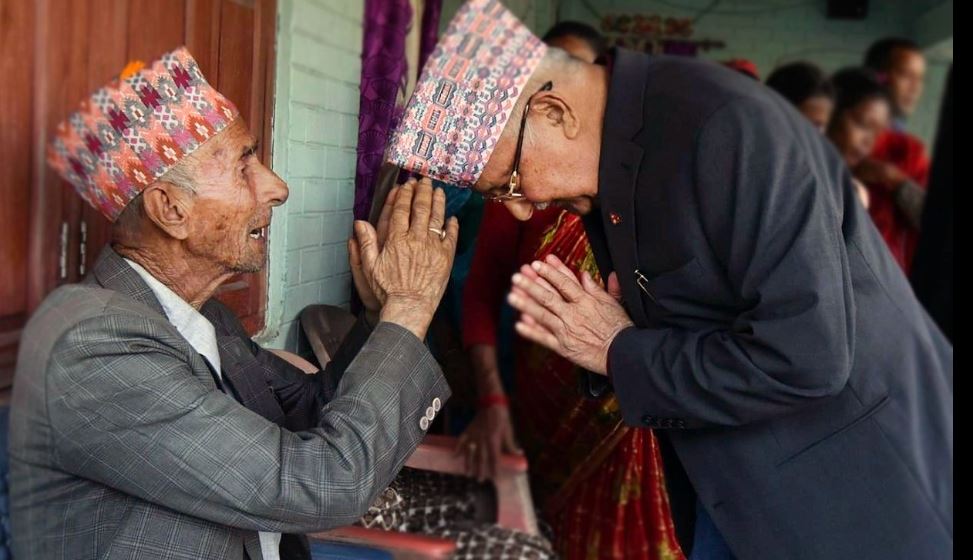 कुशेऔँसीको दिन प्रधानमन्त्रीले भेट ९६ वर्षीय ‘बा’लाई, भन्छन् : कान कम सुन्नुहुन्छ, आँखामा चस्मा चाहिँदैन