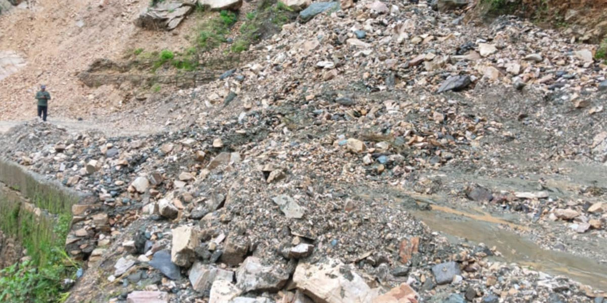 पहिरोले महाकाली लोकमार्ग अवरुद्ध