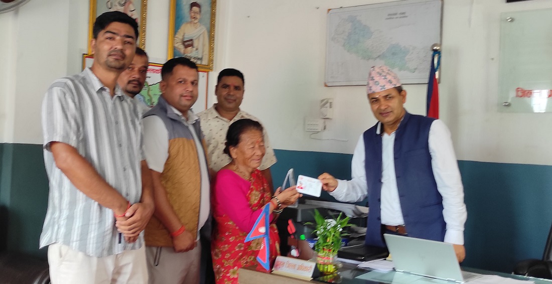 गाउँपालिका अध्यक्षले आफैँ संरक्षक बनेर दिलाए नागरिकता