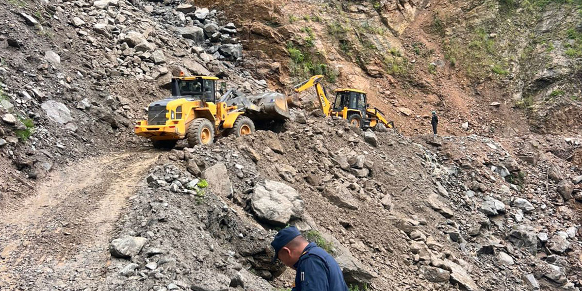 पहिरोले कर्णाली राजमार्गको कालीकोट सडकखण्ड अवरुद्ध