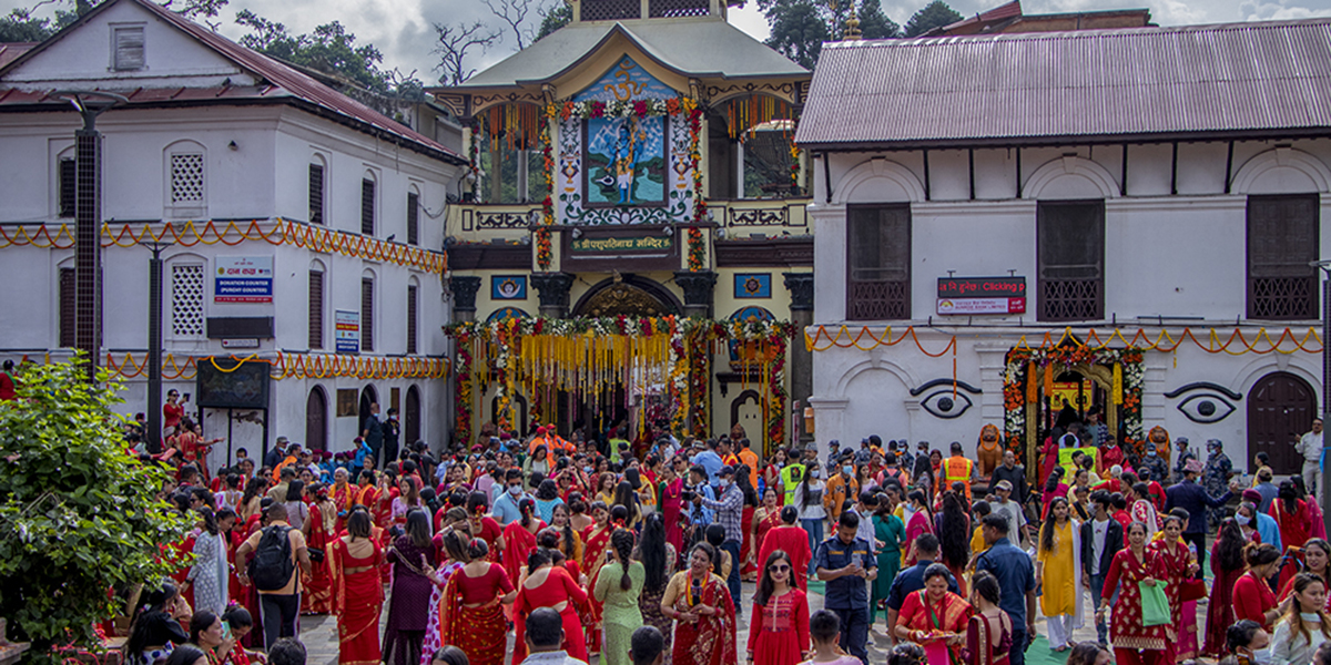 तीजमा पशुपति दर्शन : बिहान ३ बजेदेखि नै दर्शनार्थीको घुँइचो, १५ मिनेटमा पूजा गरेर फर्किने व्यवस्था