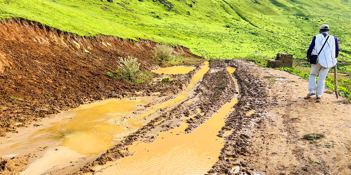 बर्खामा सडक नचल्दा डोकामा बिरामी, खाद्यान्न ढुवानीमा समस्या