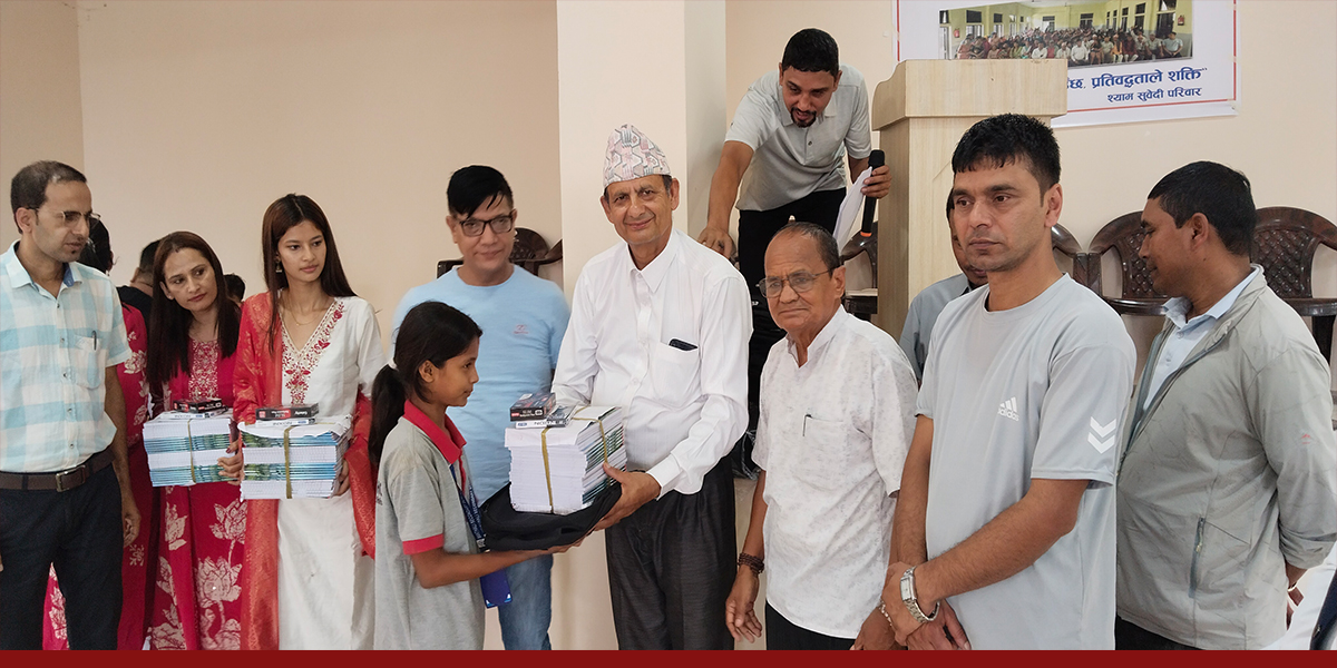 रामेछापमा ८३ विपन्न छात्रालाई शैक्षिक सामग्री
