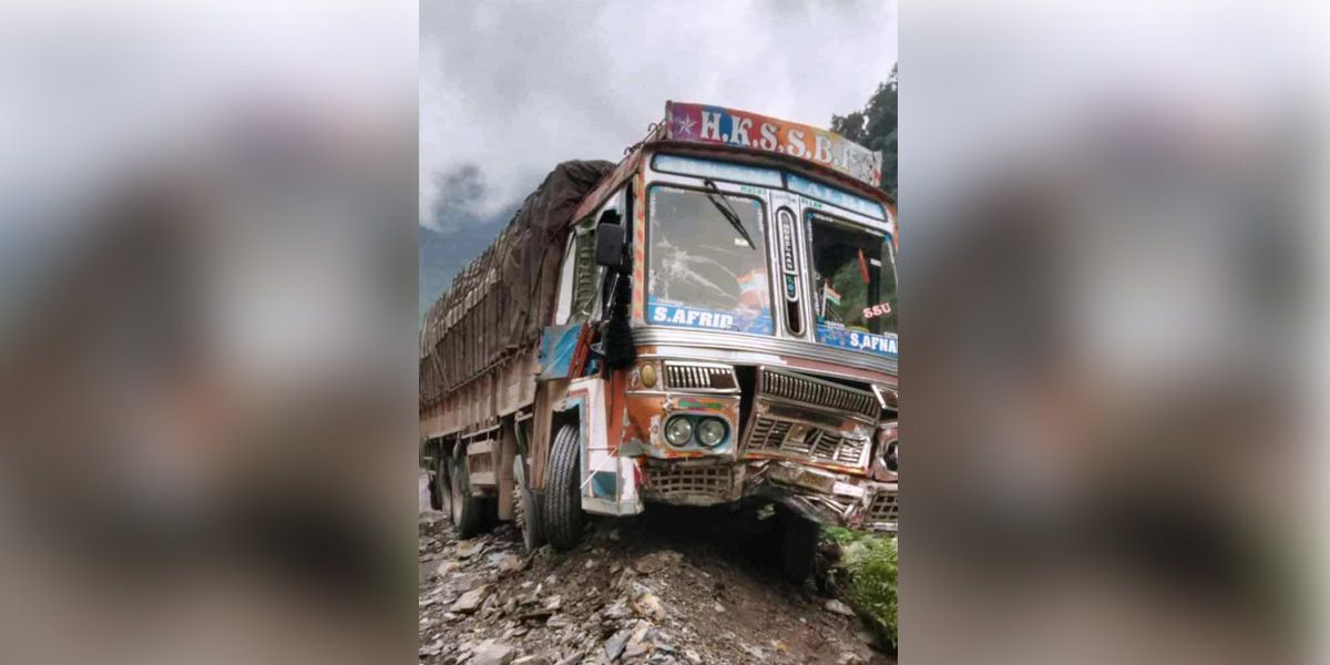 ट्रकमाथि खस्यो ढुंगा, तीन जना घाइते