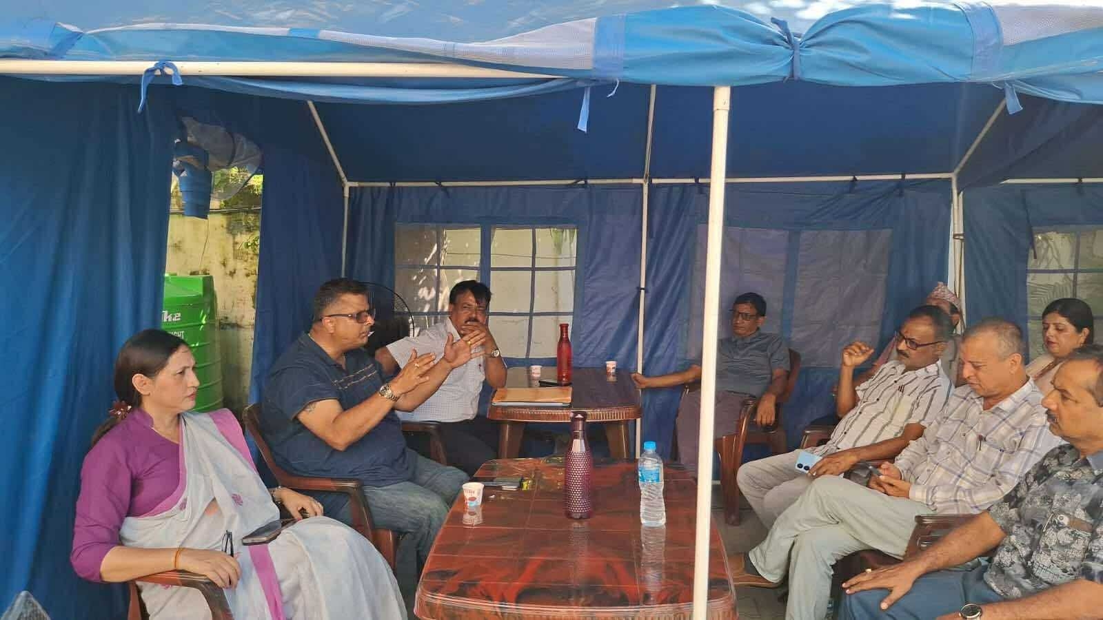 आगजनीको २० दिनपछि विराटनगर महानगरको कार्यपालिका बैठक टेन्टमुनि बस्यो