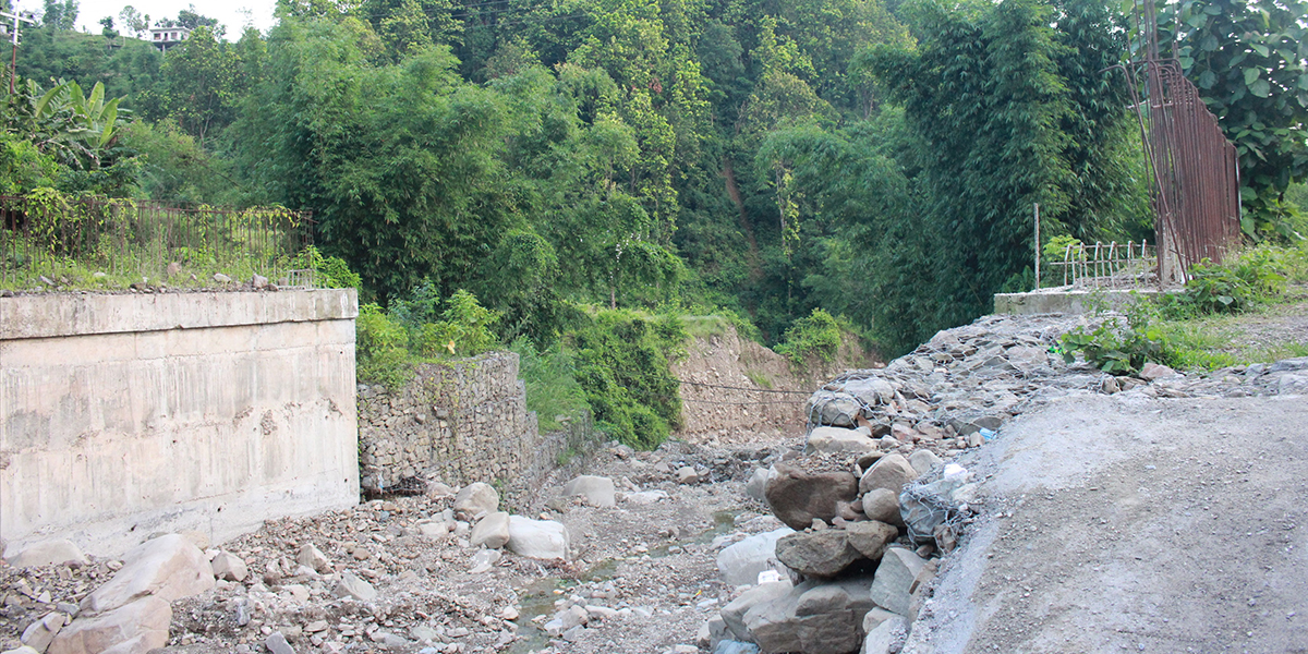 लेदुवा खोलाको पुल सात वर्षदेखि अलपत्र