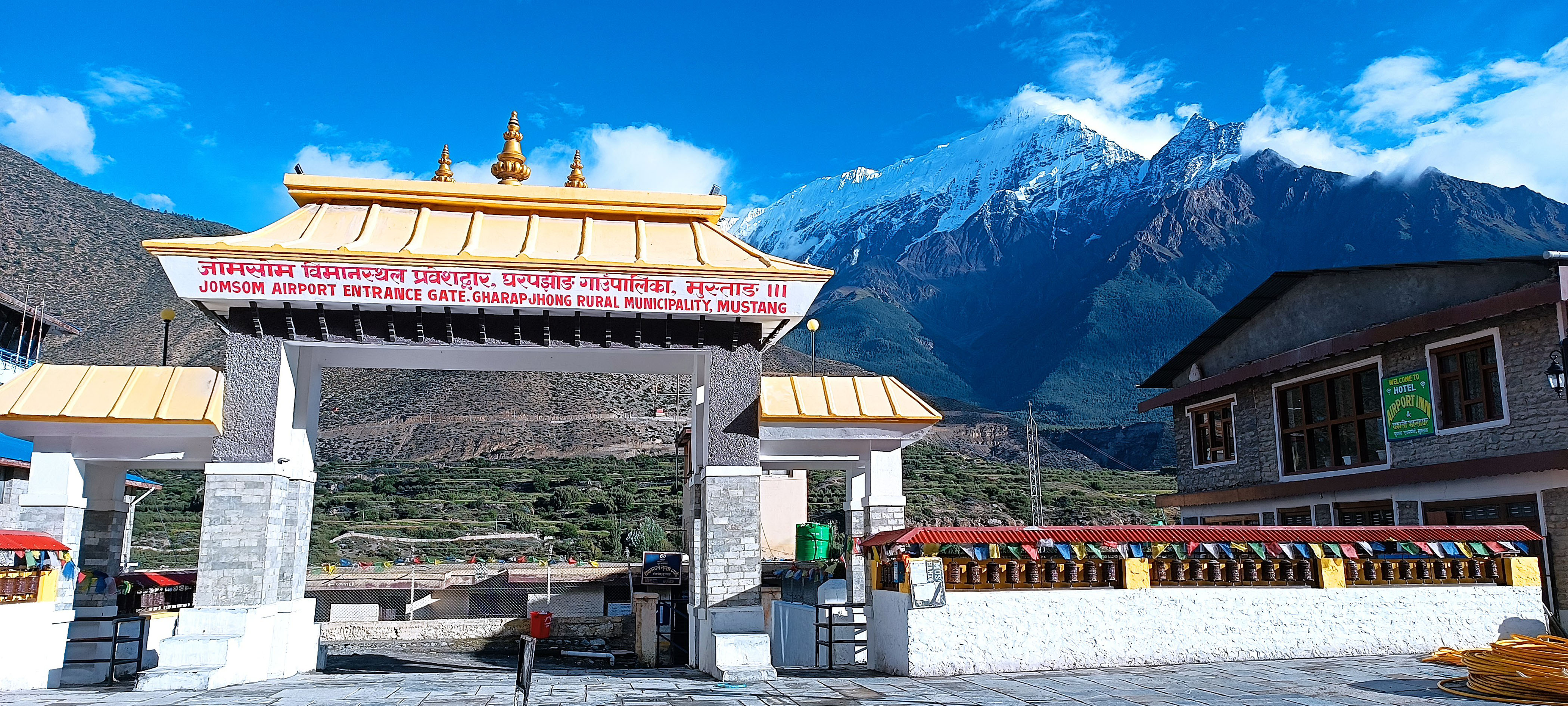 जोमसोम विमानस्थल प्रवेशद्वार र निलगिरि हिमाल