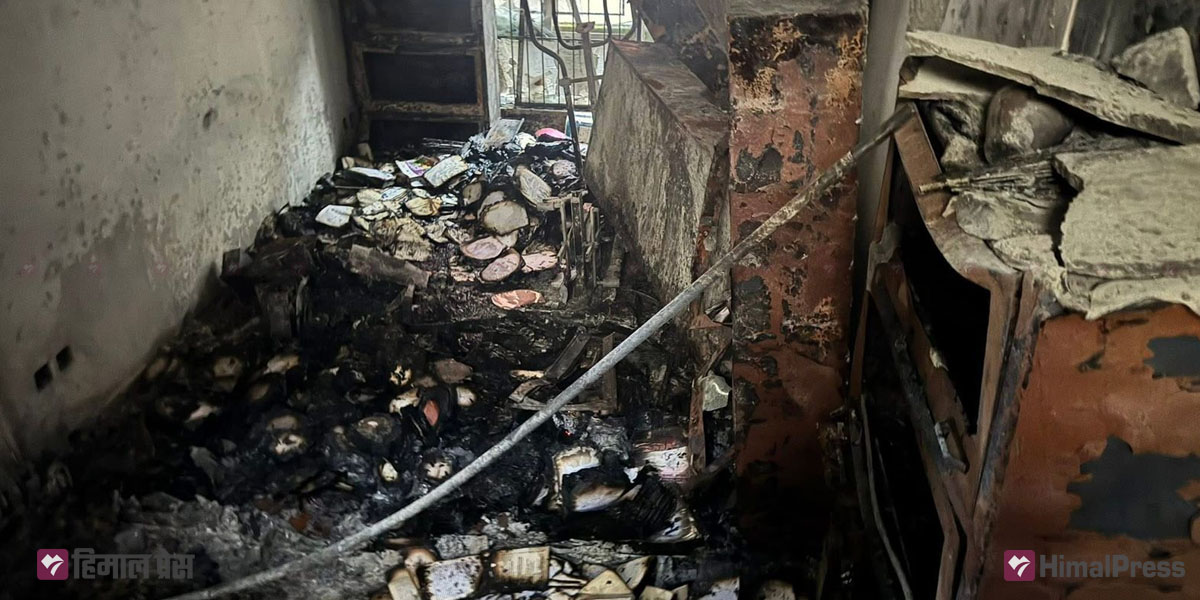 बाबुरामको घरमा किताबको खरानी [तस्बिरहरू]