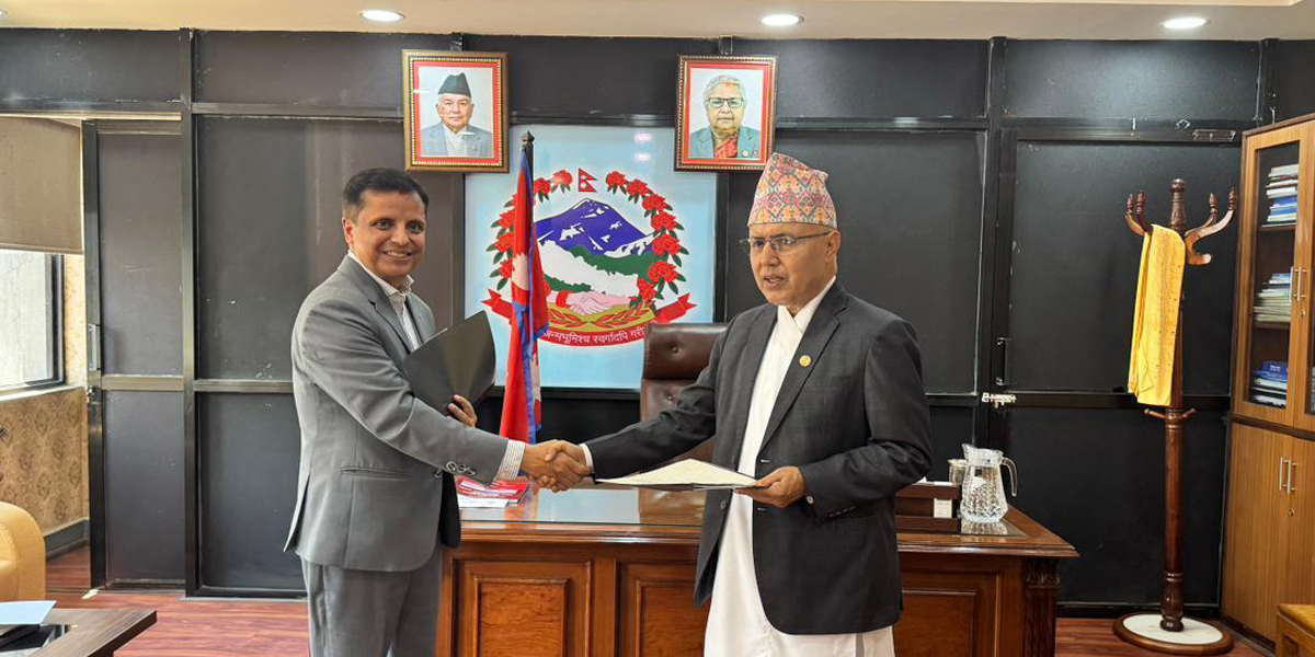 बिमा प्राधिकरणका अध्यक्षले लिए शपथ
