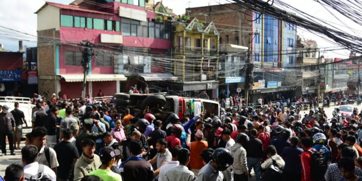 तार्केश्वर-माछापोखरी रुटमा बस दुर्घटना, २० भन्दा बढी घाइते